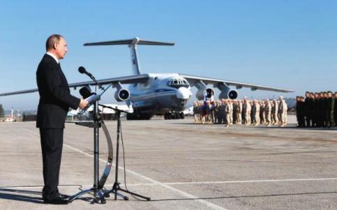 局势再次升级！俄基地遭大批无人机袭击，美军飞机这次被抓了现行