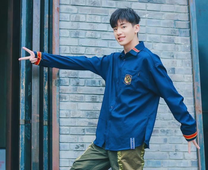 演员辛云来现身《悲伤逆流成河》高校路演  超暖人设惹人爱