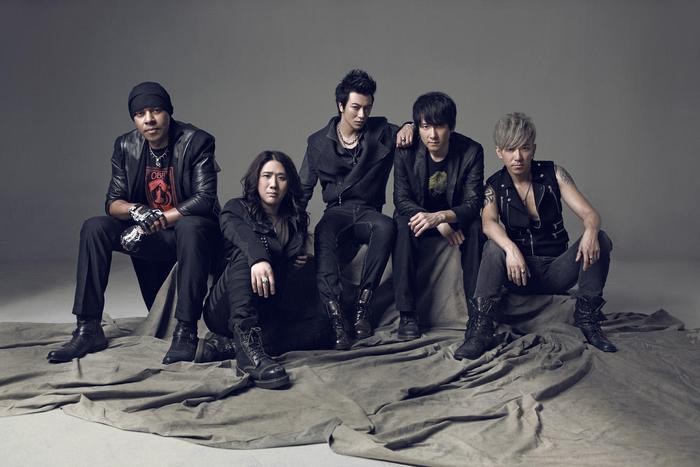 他用嗓子捧红了一支乐队，巅峰时期却选择单飞，如今常被认作别人