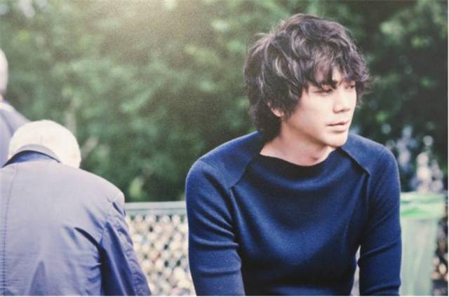 他用嗓子捧红了一支乐队，巅峰时期却选择单飞，如今常被认作别人