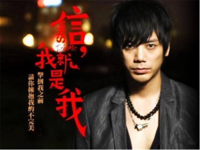 他用嗓子捧红了一支乐队，巅峰时期却选择单飞，如今常被认作别人