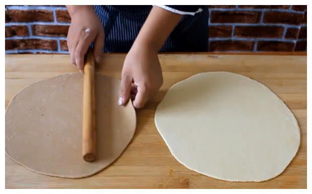 大厨教你在家炸猫耳朵，如此做出来非常的香甜酥脆，做法非常简单