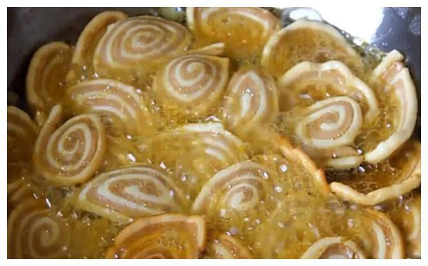 大厨教你在家炸猫耳朵，如此做出来非常的香甜酥脆，做法非常简单