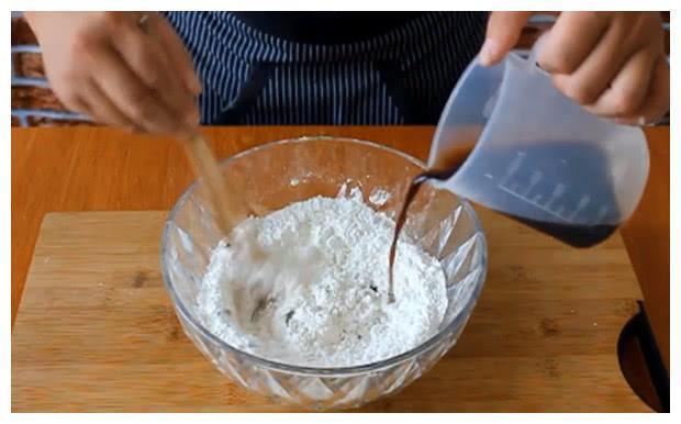 大厨教你在家炸猫耳朵，如此做出来非常的香甜酥脆，做法非常简单