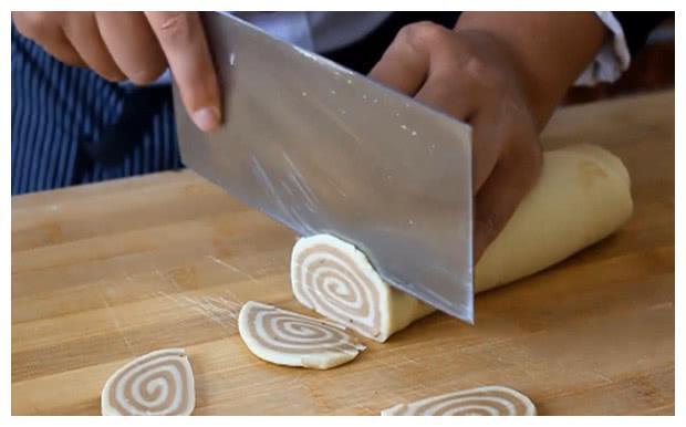 大厨教你在家炸猫耳朵，如此做出来非常的香甜酥脆，做法非常简单