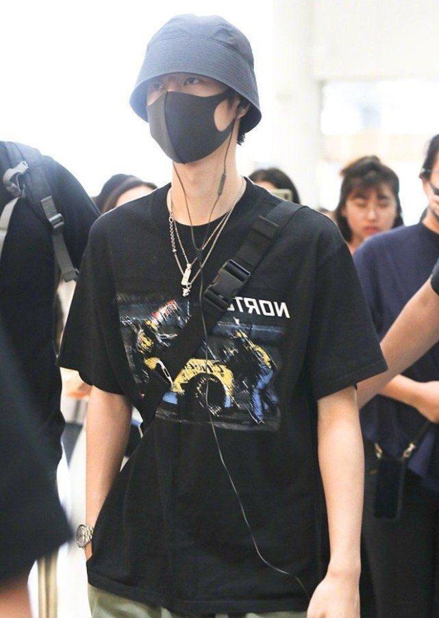 男生拴腰带很“娘”？看清王一博的操作后：被叫酷盖是有原因的！