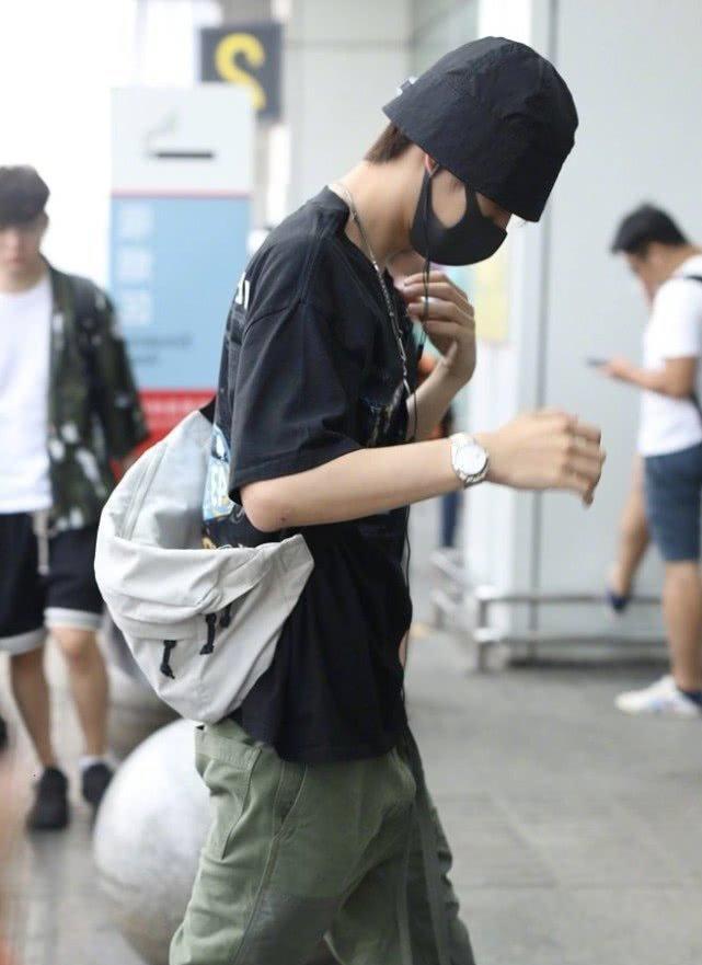 男生拴腰带很“娘”？看清王一博的操作后：被叫酷盖是有原因的！