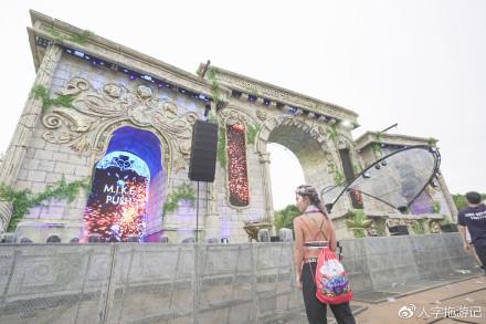 Tomorrowland,爱丽丝梦游仙境般的地方