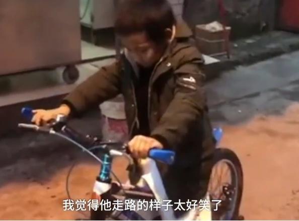 小男孩儿期末考试得奖，走出“六亲不认”的步伐，网友：想起童年