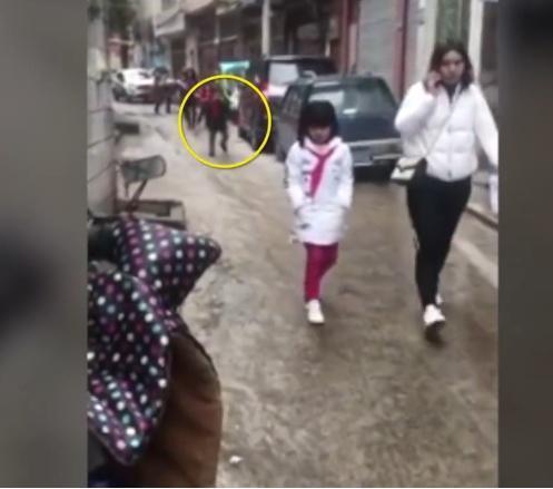 小男孩儿期末考试得奖，走出“六亲不认”的步伐，网友：想起童年