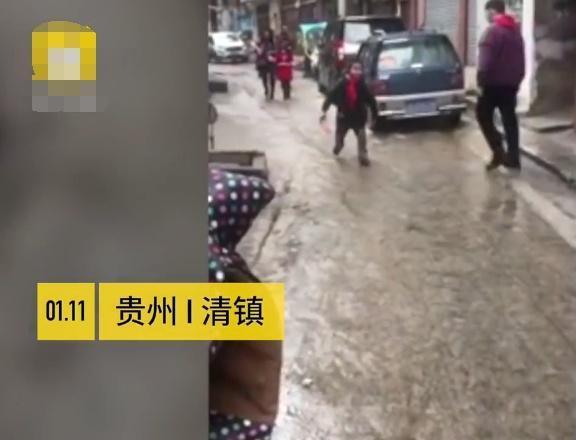 小男孩儿期末考试得奖，走出“六亲不认”的步伐，网友：想起童年