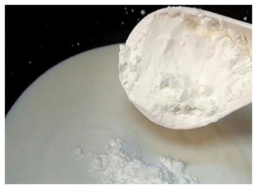 小吃街生意超火的炸鲜奶,做法原来这么简单?会做就是这么嘚瑟!