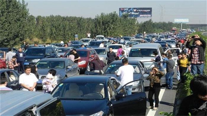 15个省界收费站将被取消:涉及到四个地区,网友:过路费免吗?