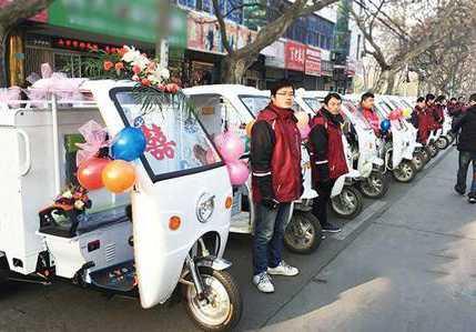 520诞霸气婚车！男子用铲车迎娶新娘，网友：这波操作够拉风