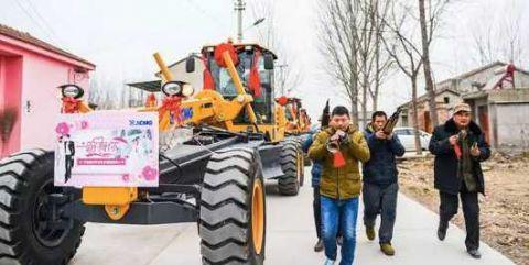 520诞霸气婚车！男子用铲车迎娶新娘，网友：这波操作够拉风