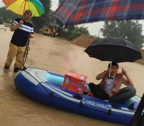 520诞霸气婚车！男子用铲车迎娶新娘，网友：这波操作够拉风