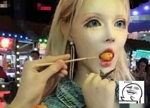 “真人芭比”迪丽拉，脸部僵硬一口吃不下丸子，笑容却美到爆表？