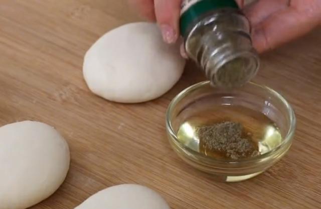 网红月亮馍做法:家庭配方简单易学,面馍辣酱全都有,可以摆摊了