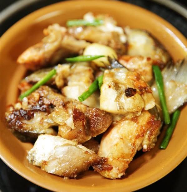 《中餐厅》学张亮做菜，2分钟学会砂锅三文鱼头，中式做法太好吃