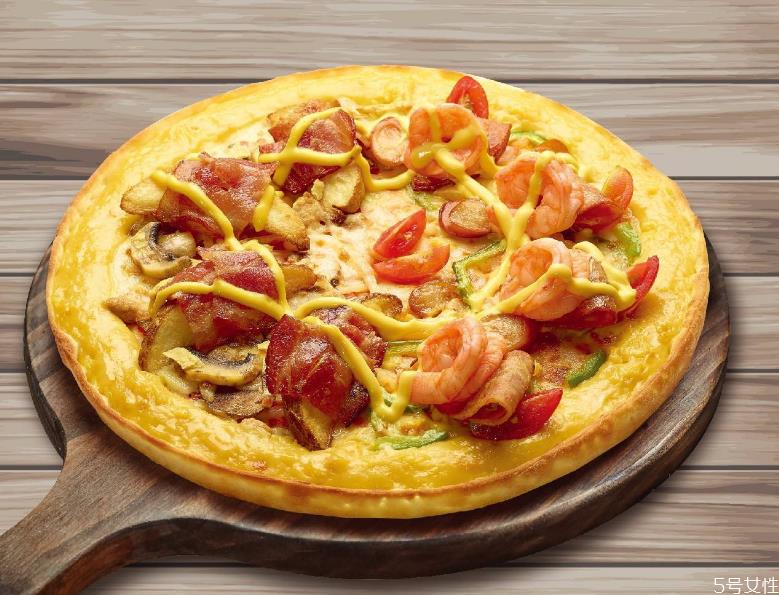 披萨和什么搭配吃 吃披萨应该配什么饮料喝