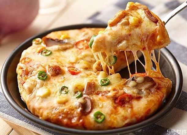 披萨和什么搭配吃 吃披萨应该配什么饮料喝