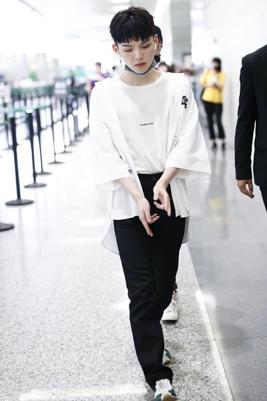 朱星杰到底有多高?穿这条裤子不仅娘,还显腿短,男生别穿了!