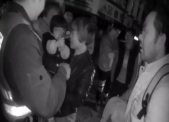 老夫妻带孙女乞讨路费，被误为人贩子？真相是……