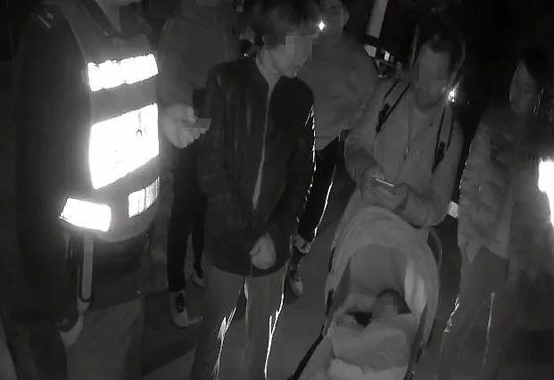 老夫妻带孙女乞讨路费，被误为人贩子？真相是……