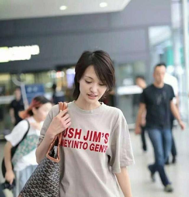 郑爽的脸怎么了？嘴角伤疤粉底都遮不住，真是烫伤那以后够呛了