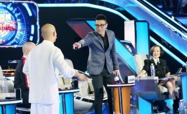 乐嘉曾手撕宁静,怒怼金星,录节目耍酒疯,此时却沦落在街上演讲