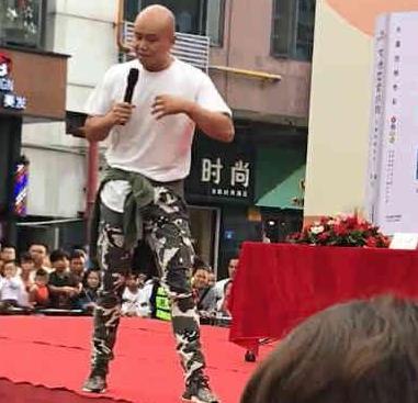 乐嘉曾手撕宁静,怒怼金星,录节目耍酒疯,此时却沦落在街上演讲