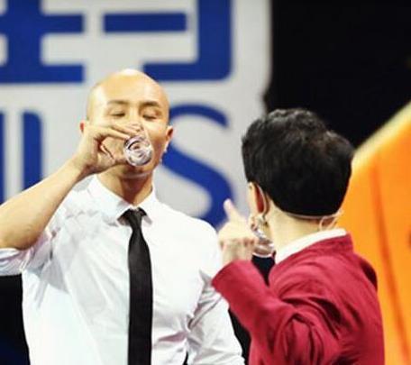 乐嘉曾手撕宁静,怒怼金星,录节目耍酒疯,此时却沦落在街上演讲