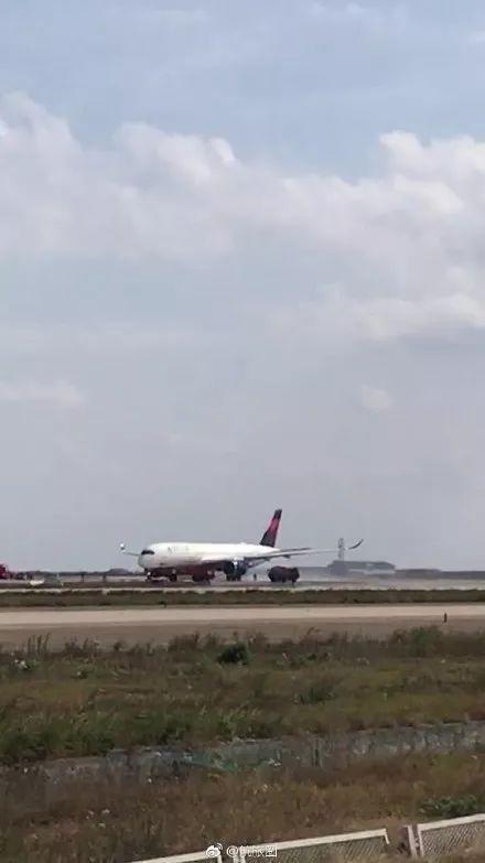 浦东机场一航班中断起飞，视频超惊险，乘客：机头都快拉起来了