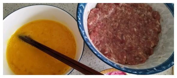 农家做法蛋包肉，五个土鸡蛋全用了，上锅蒸一蒸，简单又美味