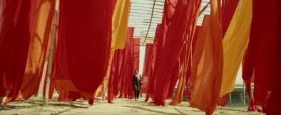 永远不要低估一个母亲的力量,为了孩子,她可以所向披靡!