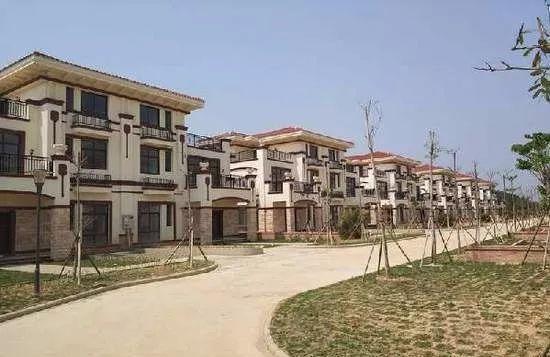 刘强东发怒,富豪捐2亿建258套别墅免费送,乡亲:我要别墅,也要钱!