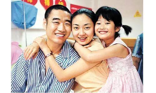 刘强东发怒,富豪捐2亿建258套别墅免费送,乡亲:我要别墅,也要钱!