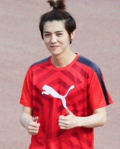 ​当小鲜肉穿球衣后：王子异帅气逼人，朱正廷大秀腹肌超撩人！