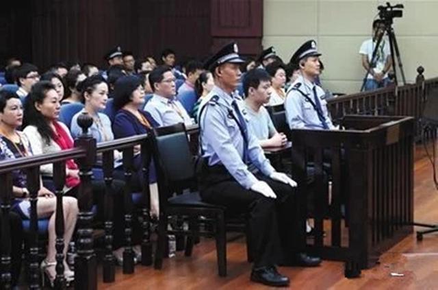 轰动全国的“辱母杀人案”黑恶背景被深挖 吴学占涉黑案法院开审