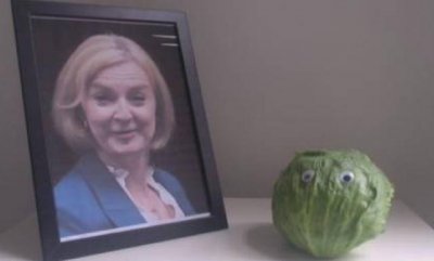 ​特拉斯再次受辱，英国媒体直播“整活”：英国首相和生菜谁先烂透