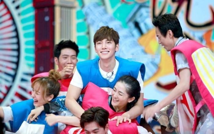 刘星表情包亮了,蔡徐坤嘟嘴萌化众人,开心表情包快乐家族都收藏