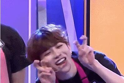 刘星表情包亮了,蔡徐坤嘟嘴萌化众人,开心表情包快乐家族都收藏