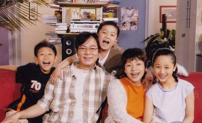 刘星表情包亮了,蔡徐坤嘟嘴萌化众人,开心表情包快乐家族都收藏