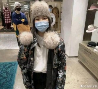 ​前不久，李湘的丈夫王岳伦带着女儿王诗龄在飞机场露面……