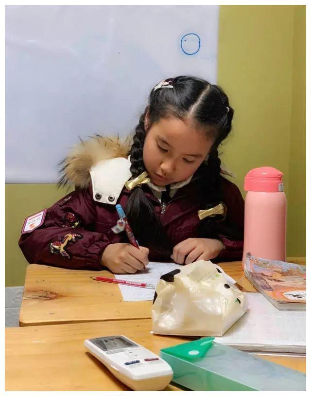 杨雪隐婚10年倒追丑老公，如今10岁女儿漂亮成翻版小杨雪