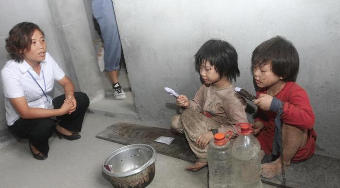 两个六岁的女孩被男子用铁链囚禁住, 被救时反抗哭喊: 爸爸不让动