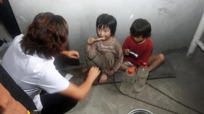 两个六岁的女孩被男子用铁链囚禁住, 被救时反抗哭喊: 爸爸不让动