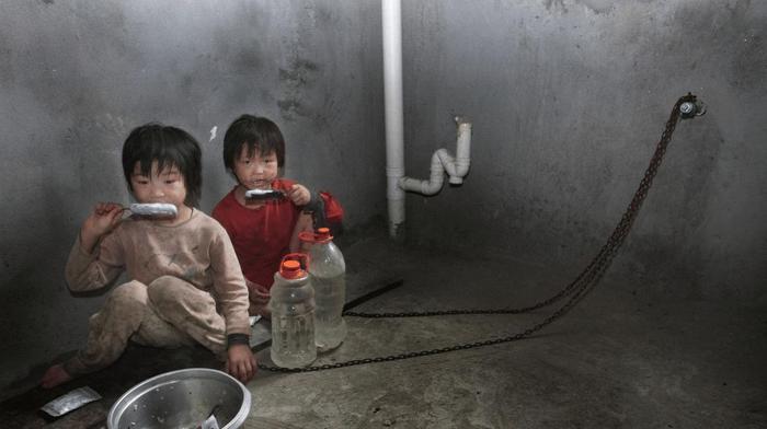 两个六岁的女孩被男子用铁链囚禁住, 被救时反抗哭喊: 爸爸不让动