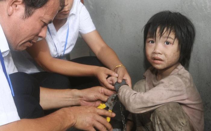 两个六岁的女孩被男子用铁链囚禁住, 被救时反抗哭喊: 爸爸不让动