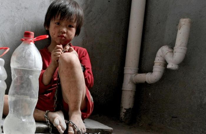 两个六岁的女孩被男子用铁链囚禁住, 被救时反抗哭喊: 爸爸不让动